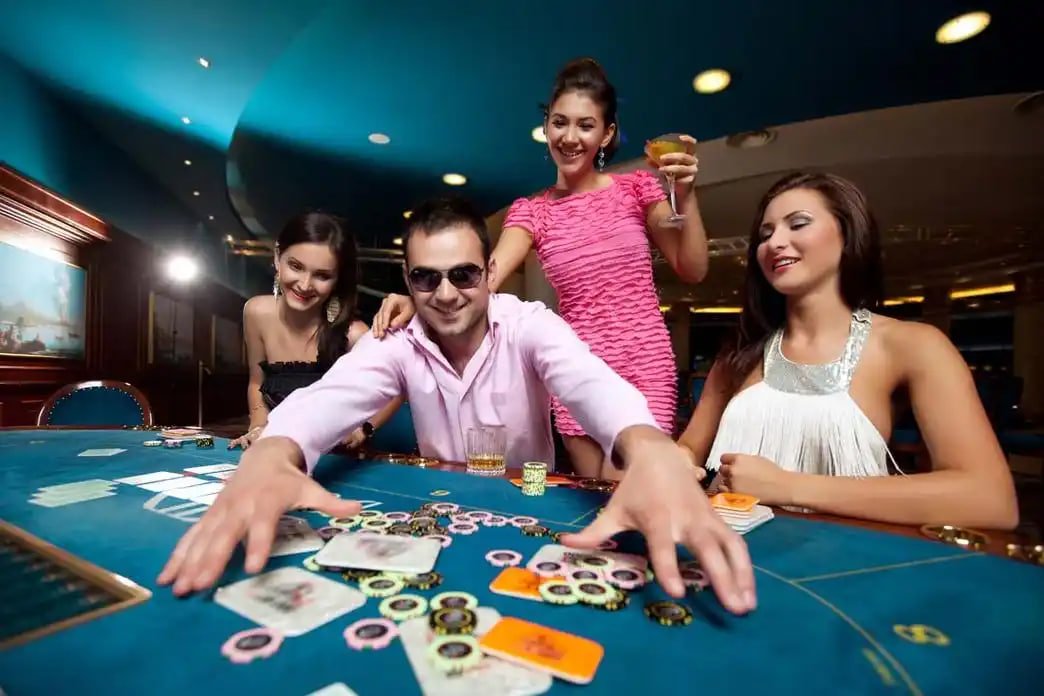 Sảnh Live Casino trực tiếp với dealer chuyên nghiệp trên llwin